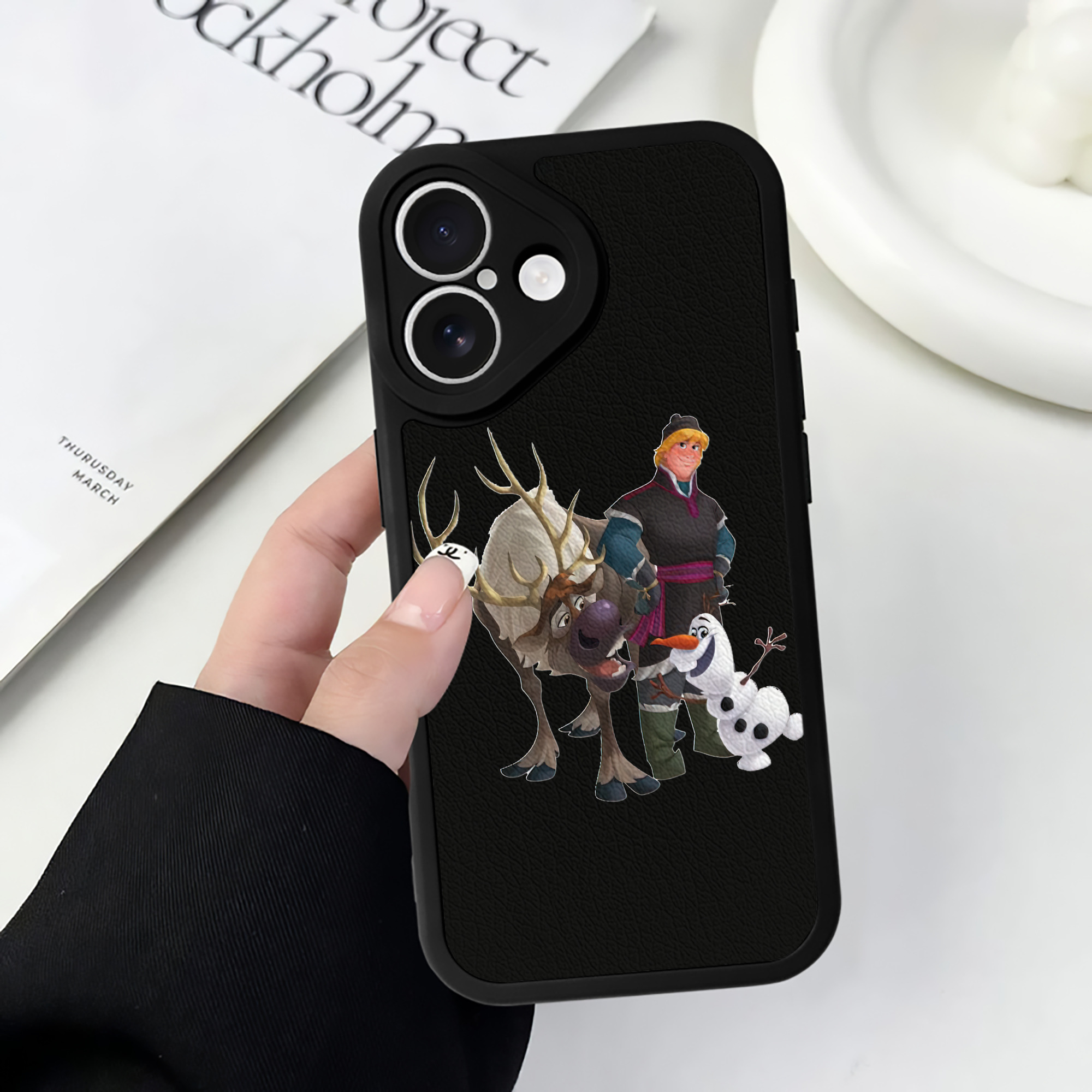 （画像用） アナと雪の女王 アンナ エルサ Frozen Anna Elsa 【iPhone 16シリーズ対応】シリコンスマホケース（レザー調） 材質：シリコン